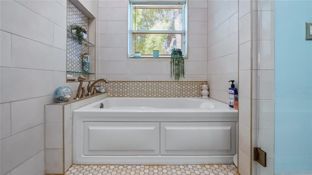 En Venta: $992,000 (4 camas, 3 baños, 2799 Pies cuadrados)