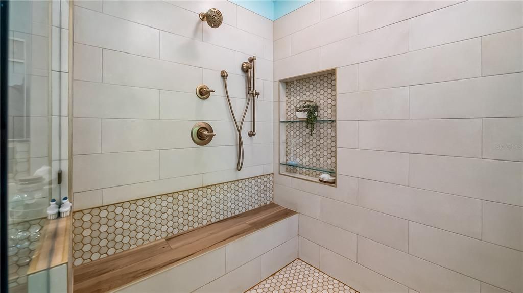 En Venta: $992,000 (4 camas, 3 baños, 2799 Pies cuadrados)