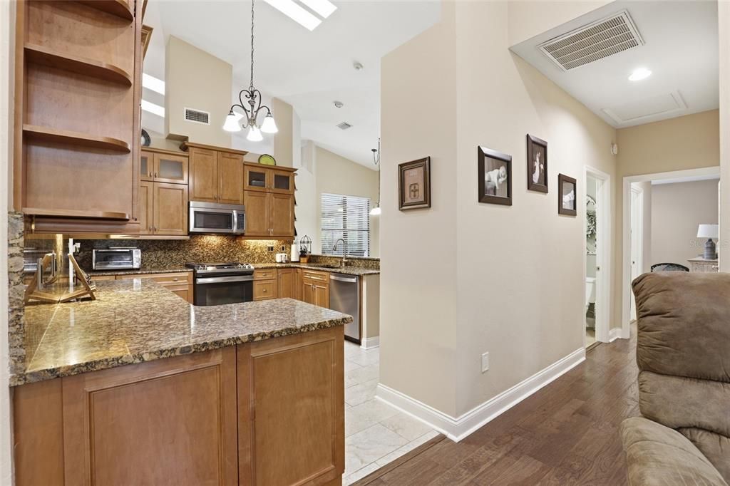 Activo con contrato: $595,000 (3 camas, 2 baños, 2390 Pies cuadrados)