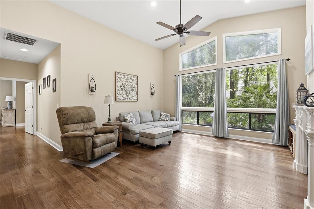 Activo con contrato: $595,000 (3 camas, 2 baños, 2390 Pies cuadrados)