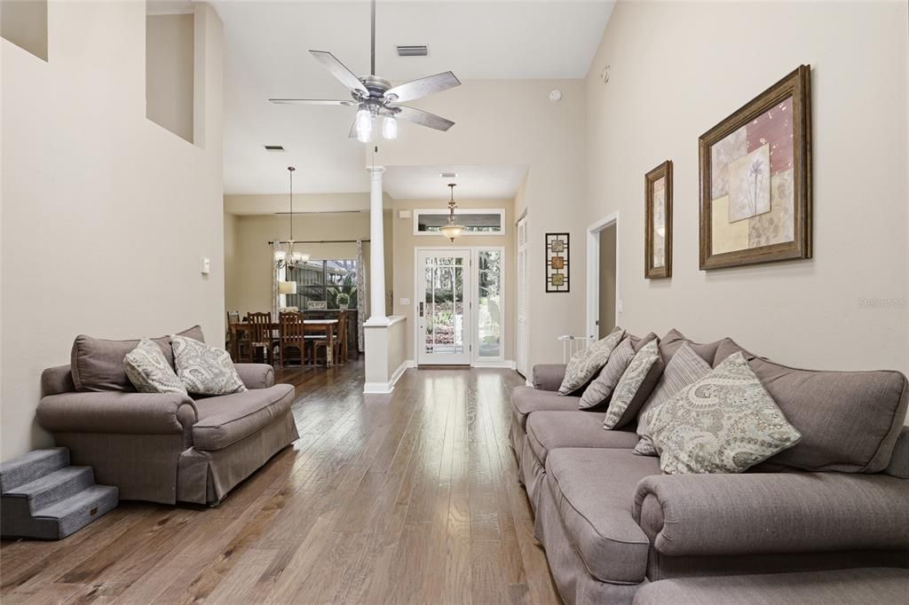 Activo con contrato: $595,000 (3 camas, 2 baños, 2390 Pies cuadrados)