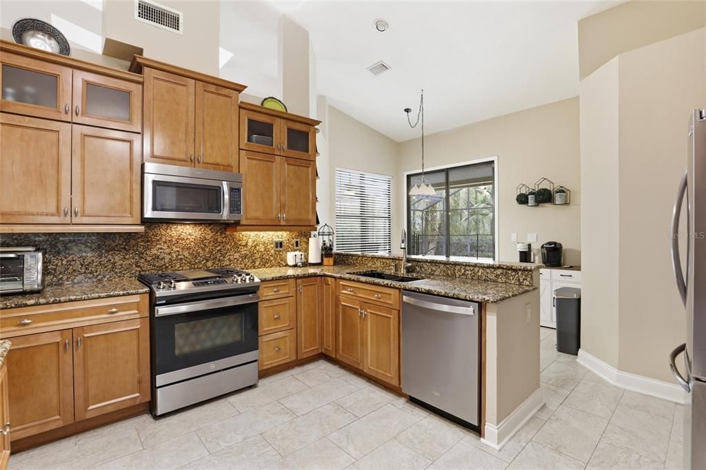 Activo con contrato: $595,000 (3 camas, 2 baños, 2390 Pies cuadrados)