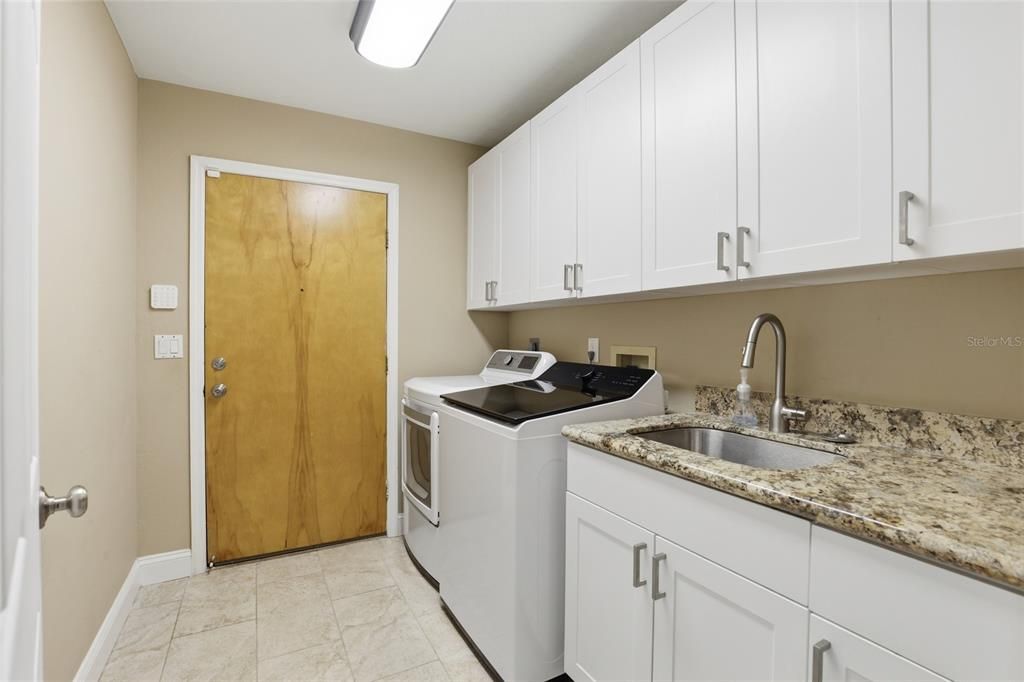 Activo con contrato: $595,000 (3 camas, 2 baños, 2390 Pies cuadrados)