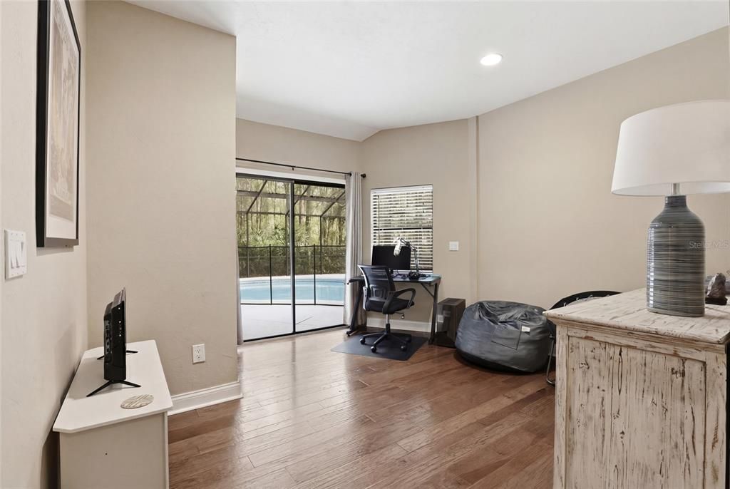 Activo con contrato: $595,000 (3 camas, 2 baños, 2390 Pies cuadrados)