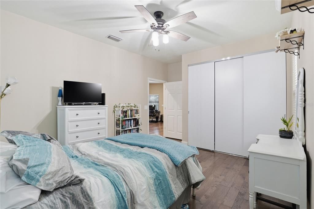 Activo con contrato: $595,000 (3 camas, 2 baños, 2390 Pies cuadrados)