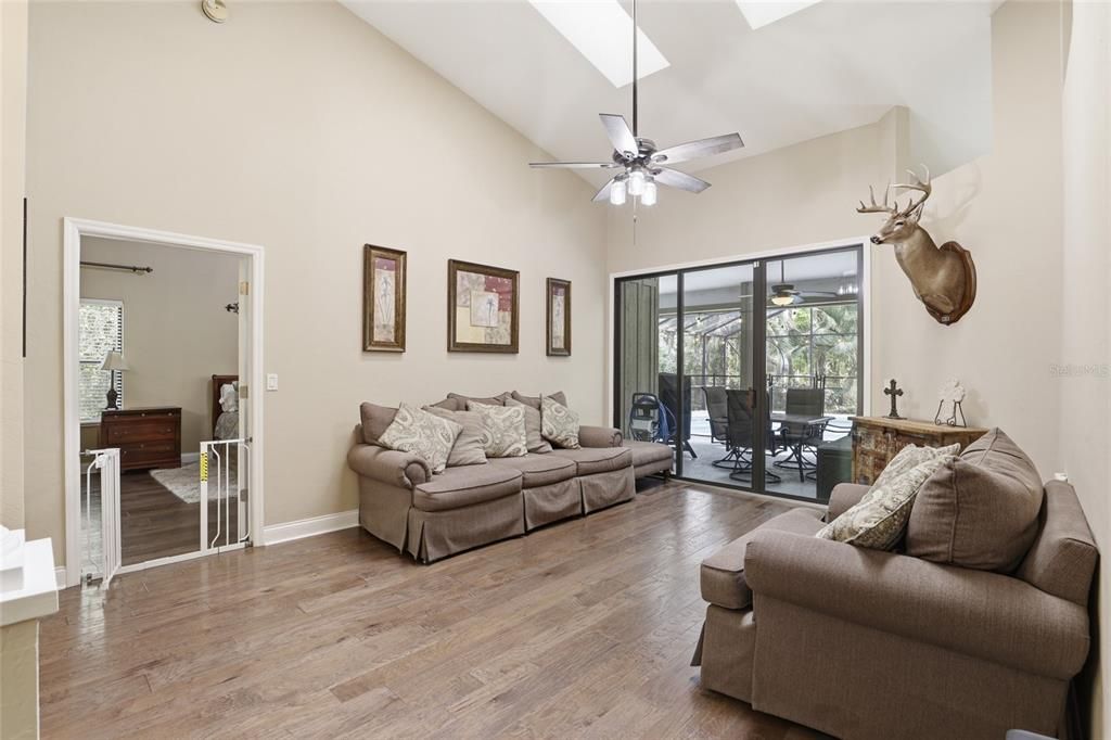 Activo con contrato: $595,000 (3 camas, 2 baños, 2390 Pies cuadrados)
