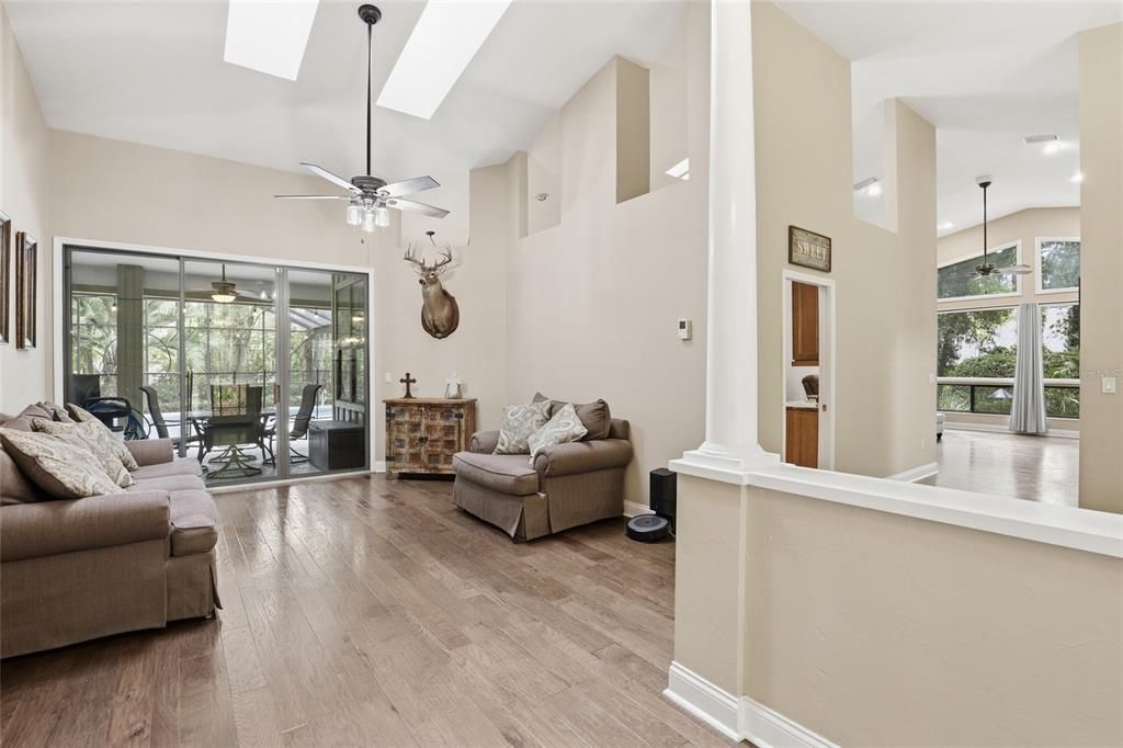 Activo con contrato: $595,000 (3 camas, 2 baños, 2390 Pies cuadrados)