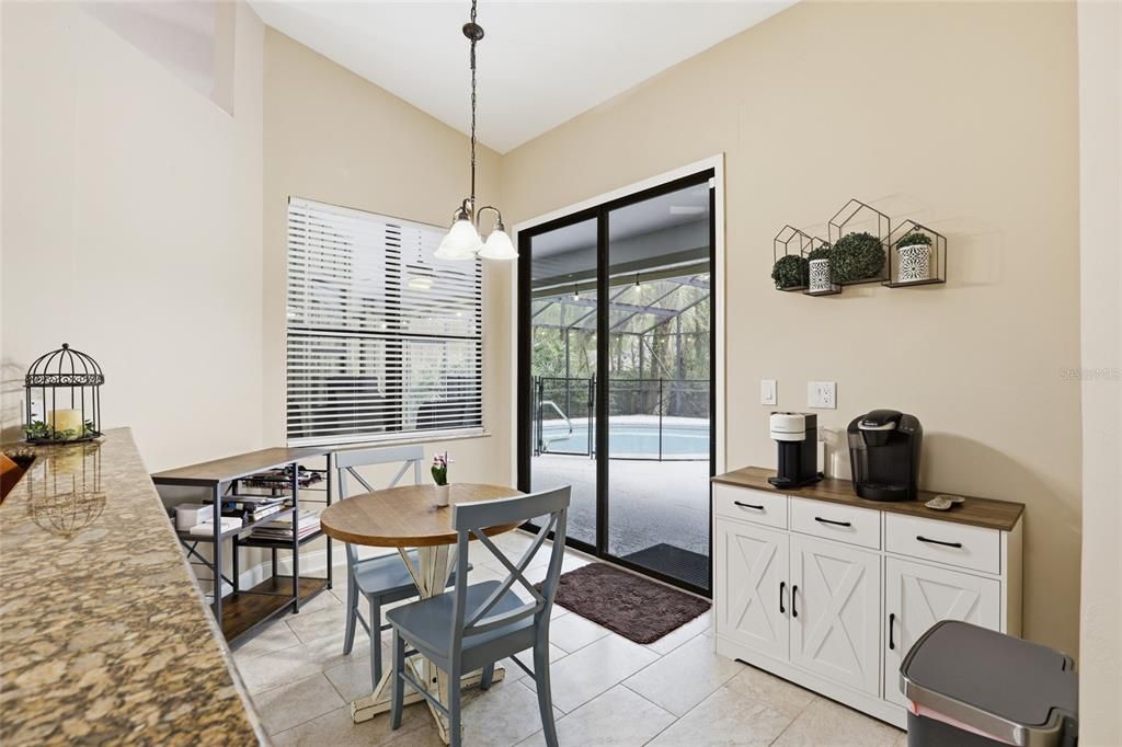 Activo con contrato: $595,000 (3 camas, 2 baños, 2390 Pies cuadrados)