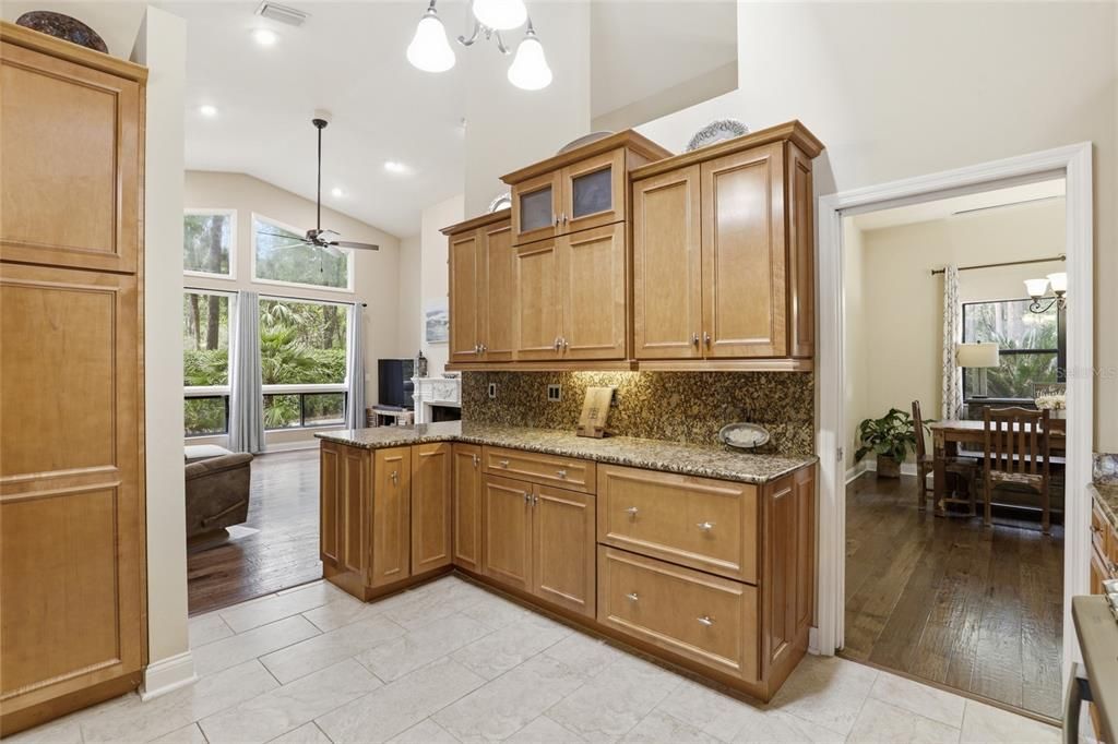 Activo con contrato: $595,000 (3 camas, 2 baños, 2390 Pies cuadrados)