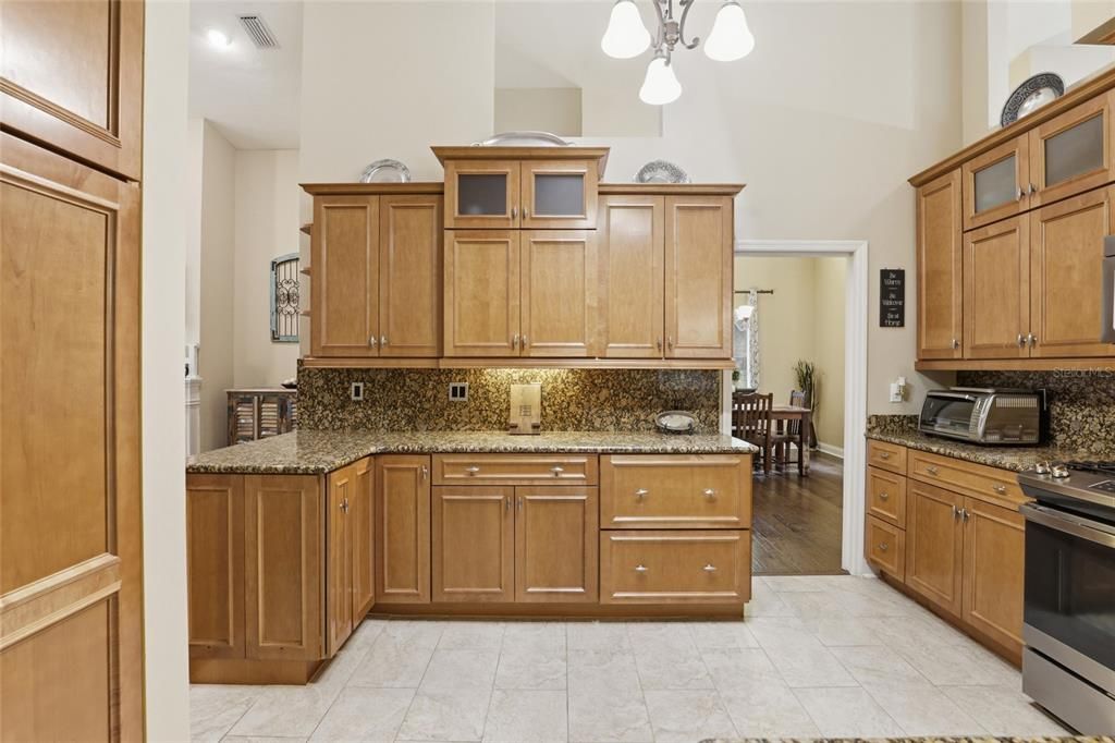 Activo con contrato: $595,000 (3 camas, 2 baños, 2390 Pies cuadrados)