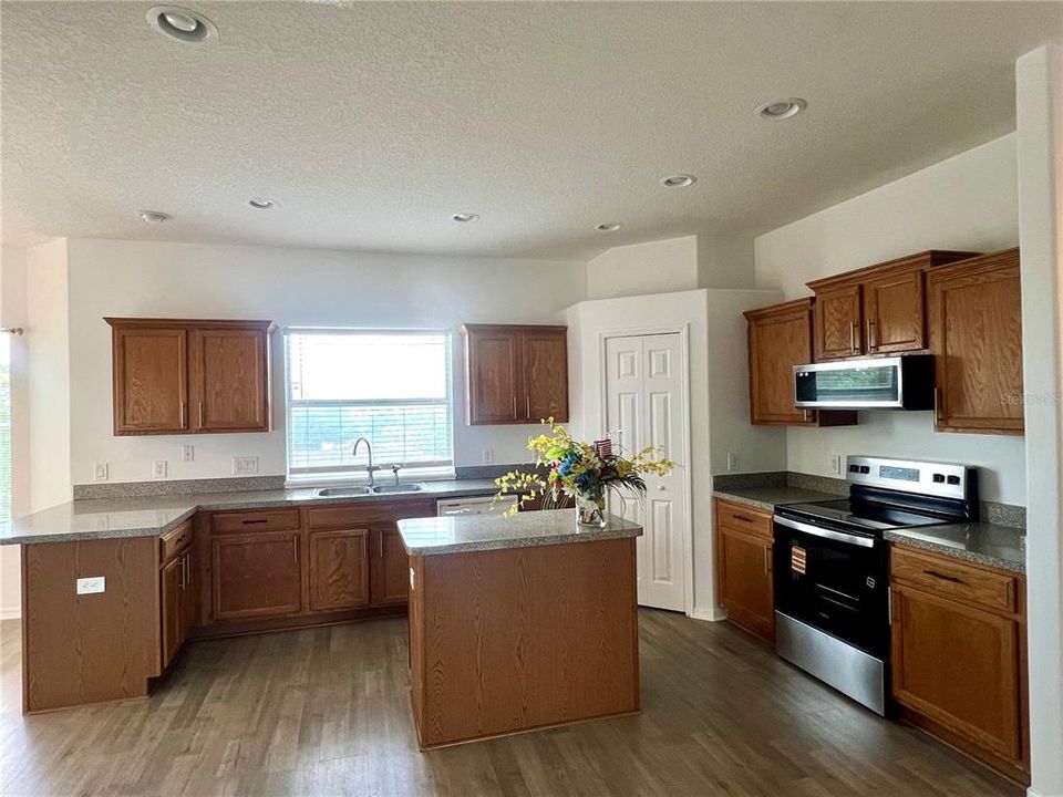 For Rent: $2,150 (3 beds, 2 baths, 1468 Square Feet)