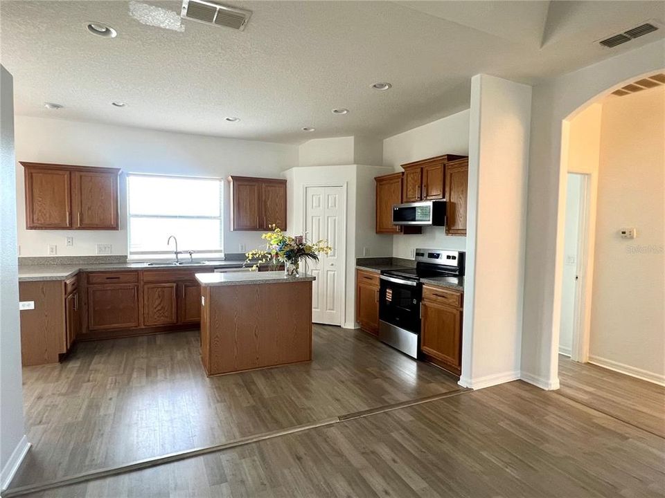 For Rent: $2,150 (3 beds, 2 baths, 1468 Square Feet)