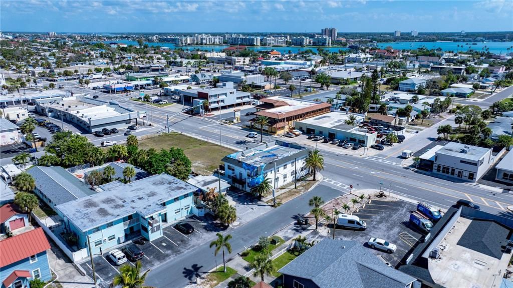 Activo con contrato: $2,975,000 (0.56 acres)