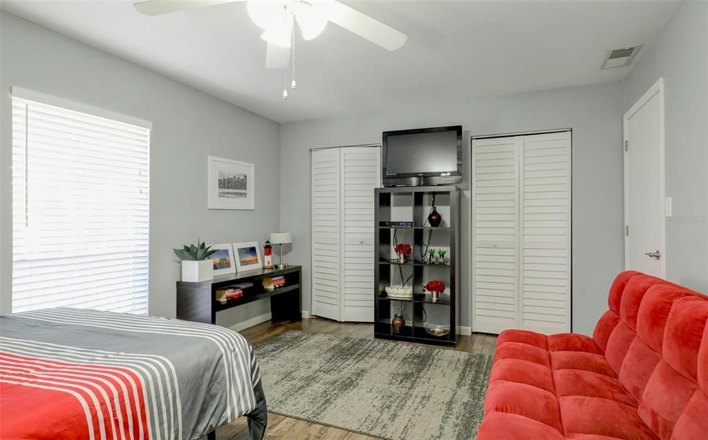 合同活跃: $259,900 (2 贝兹, 2 浴室, 1005 平方英尺)