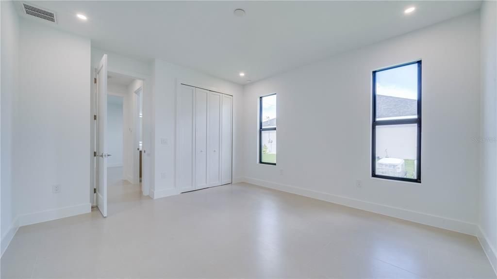 Activo con contrato: $369,900 (3 camas, 3 baños, 1894 Pies cuadrados)