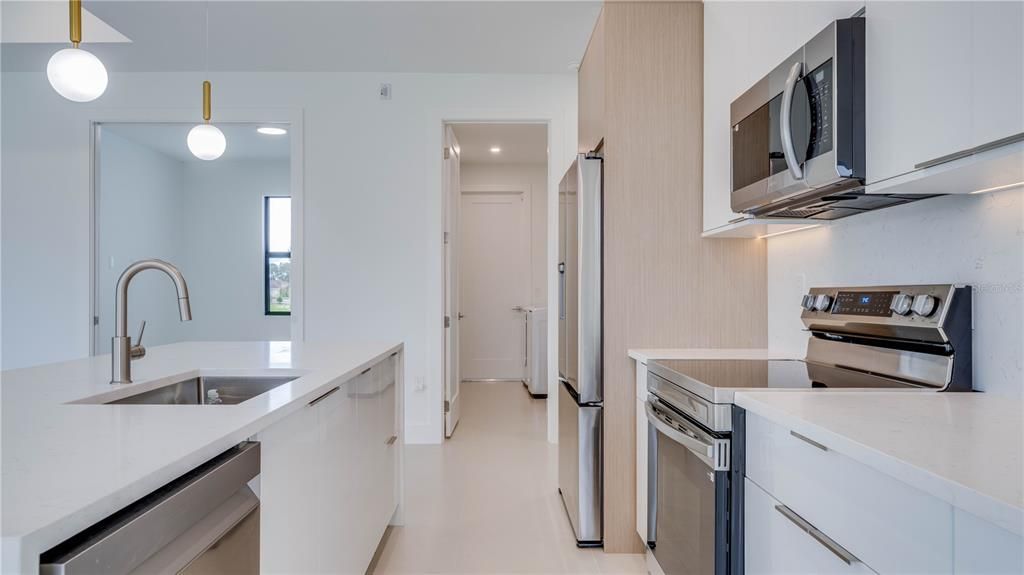 Activo con contrato: $369,900 (3 camas, 3 baños, 1894 Pies cuadrados)