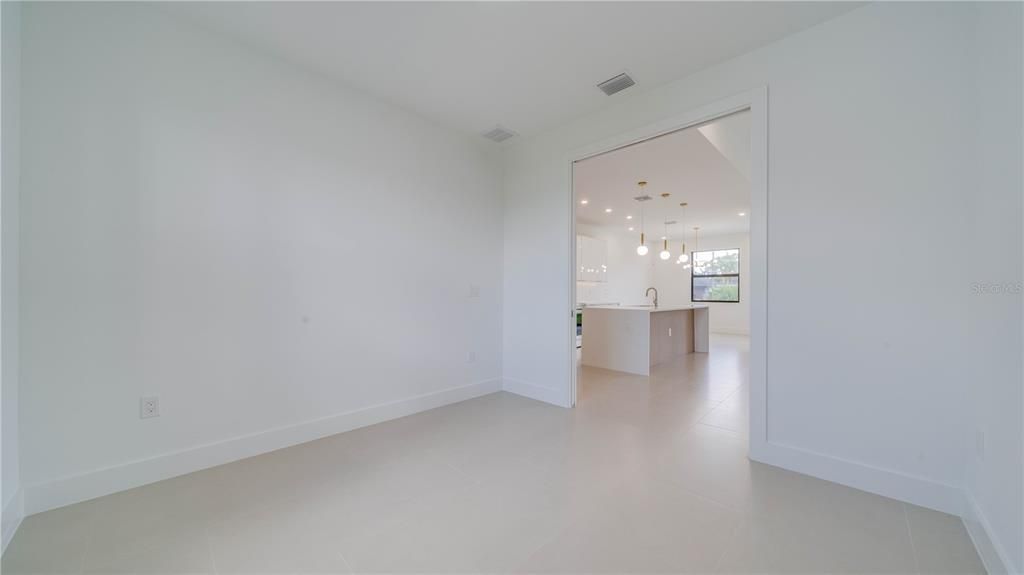Activo con contrato: $369,900 (3 camas, 3 baños, 1894 Pies cuadrados)