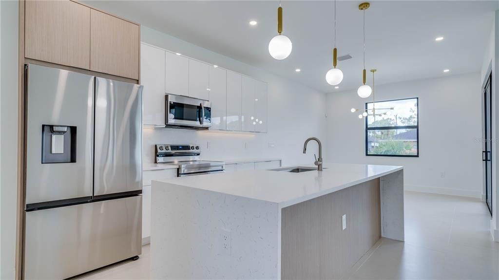 Activo con contrato: $369,900 (3 camas, 3 baños, 1894 Pies cuadrados)
