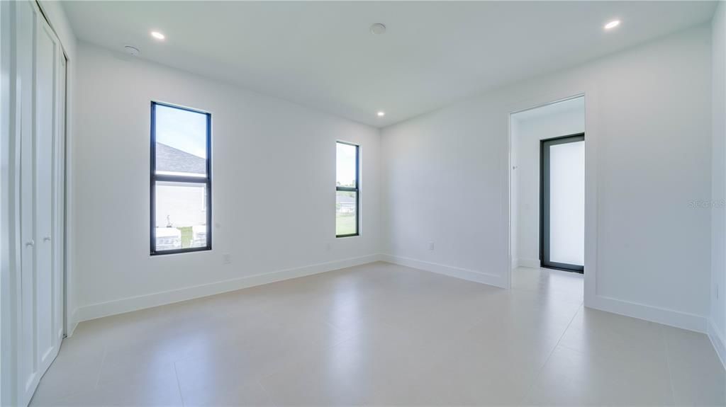 Activo con contrato: $369,900 (3 camas, 3 baños, 1894 Pies cuadrados)