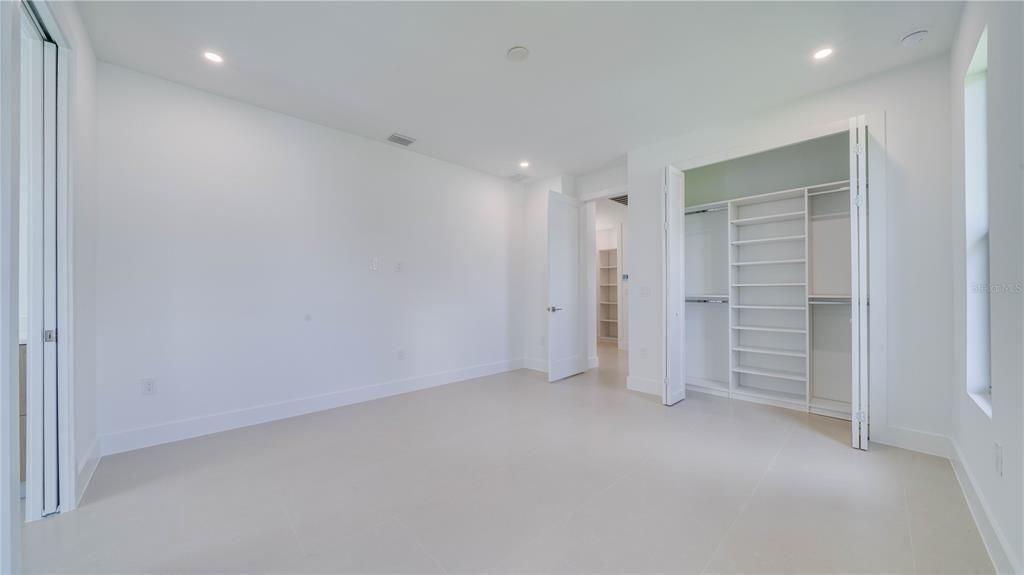 Activo con contrato: $369,900 (3 camas, 3 baños, 1894 Pies cuadrados)