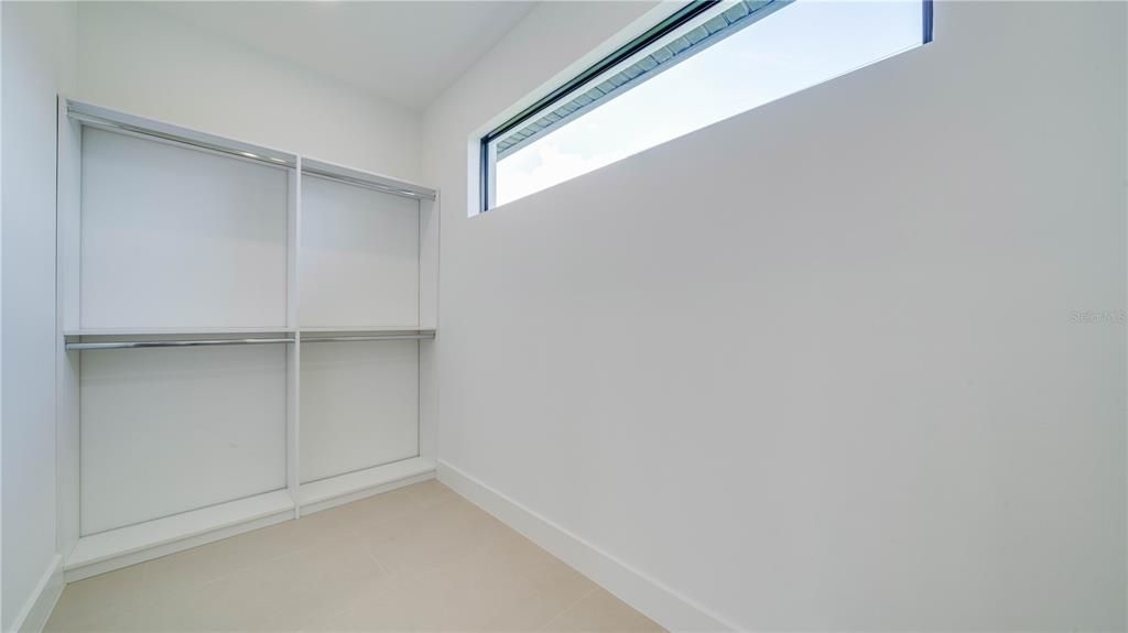 Activo con contrato: $369,900 (3 camas, 3 baños, 1894 Pies cuadrados)