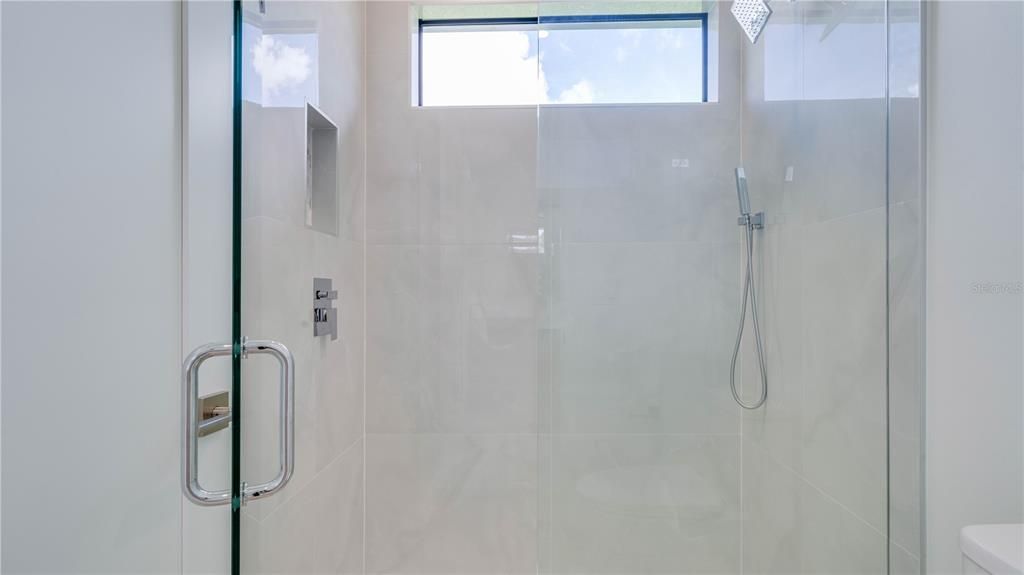 Activo con contrato: $369,900 (3 camas, 3 baños, 1894 Pies cuadrados)