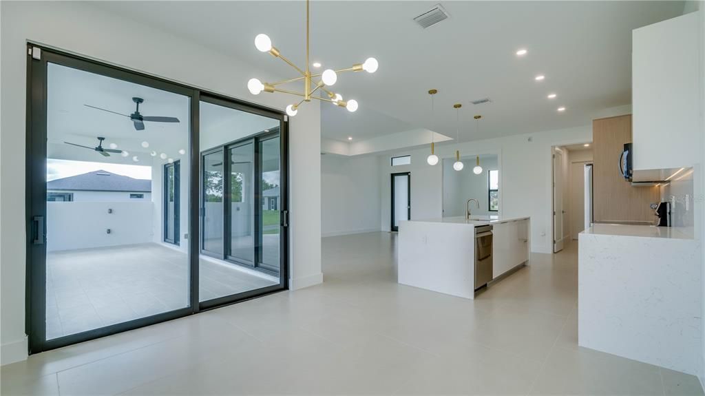 Activo con contrato: $369,900 (3 camas, 3 baños, 1894 Pies cuadrados)