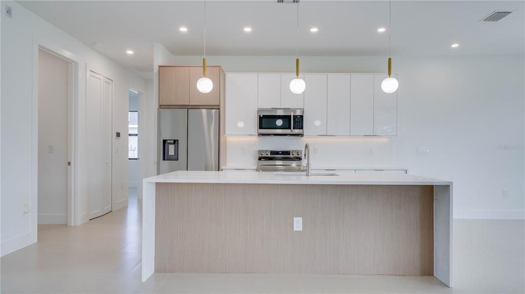 Activo con contrato: $369,900 (3 camas, 3 baños, 1894 Pies cuadrados)