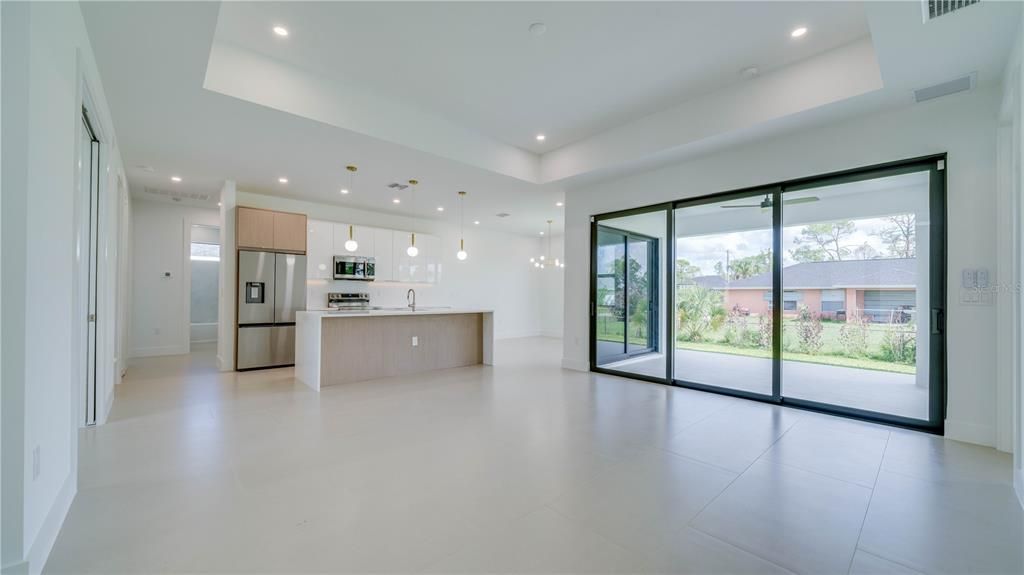 Activo con contrato: $369,900 (3 camas, 3 baños, 1894 Pies cuadrados)