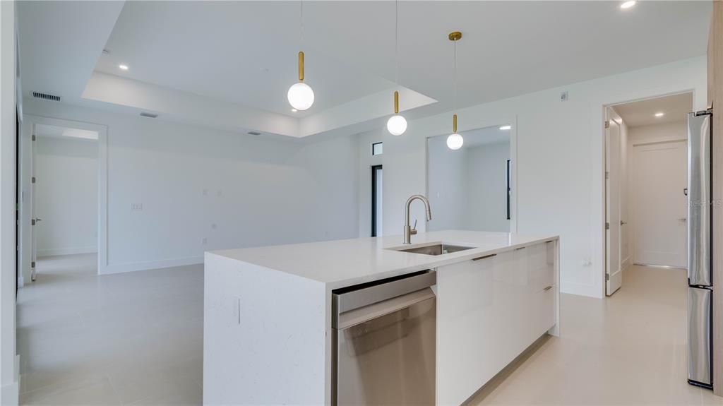 Activo con contrato: $369,900 (3 camas, 3 baños, 1894 Pies cuadrados)