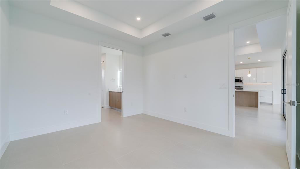 Activo con contrato: $369,900 (3 camas, 3 baños, 1894 Pies cuadrados)