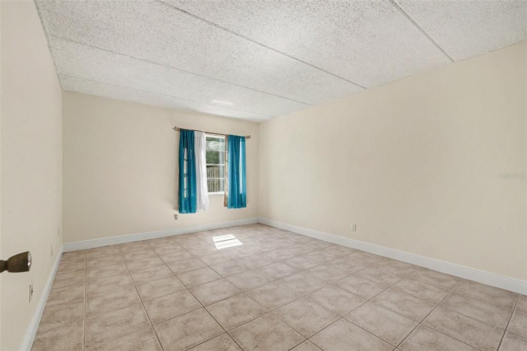 For Sale: $119,400 (1 beds, 1 baths, 742 Square Feet)
