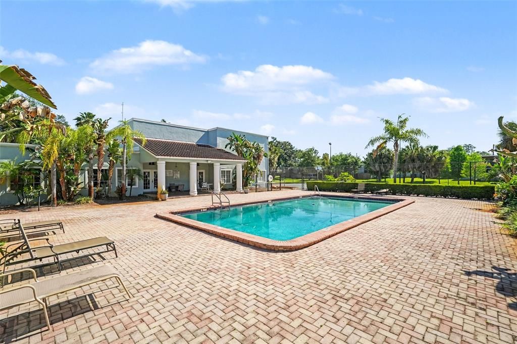 For Sale: $119,400 (1 beds, 1 baths, 742 Square Feet)