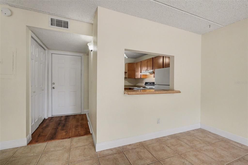 For Sale: $119,400 (1 beds, 1 baths, 742 Square Feet)