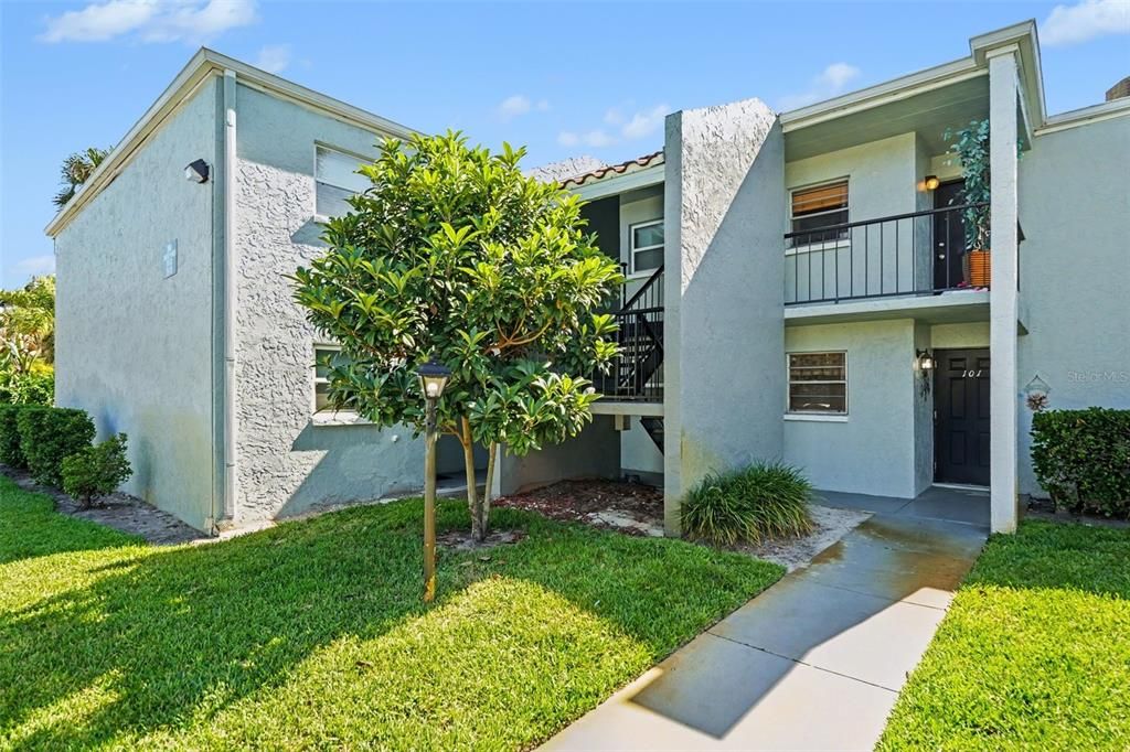 For Sale: $119,400 (1 beds, 1 baths, 742 Square Feet)