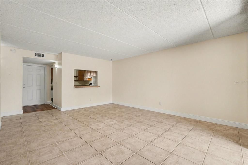 For Sale: $119,400 (1 beds, 1 baths, 742 Square Feet)