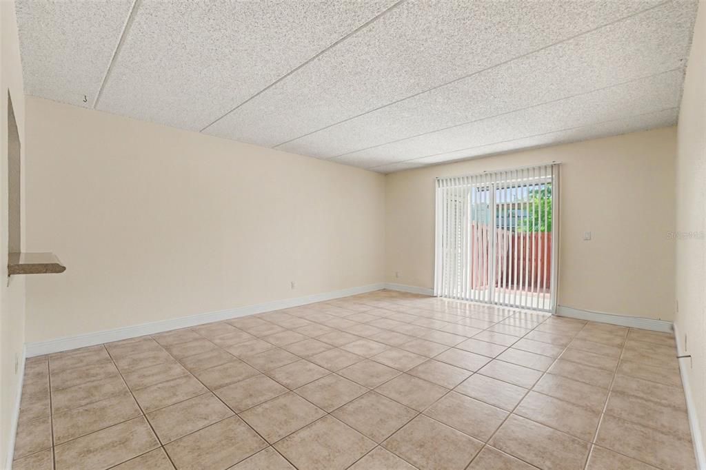 For Sale: $119,400 (1 beds, 1 baths, 742 Square Feet)
