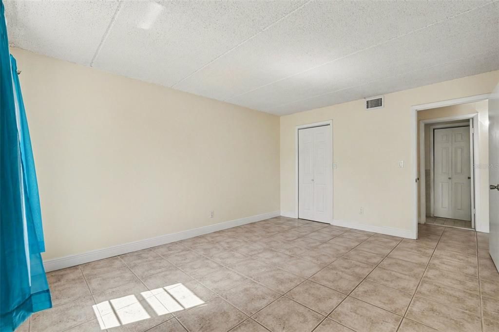 For Sale: $119,400 (1 beds, 1 baths, 742 Square Feet)