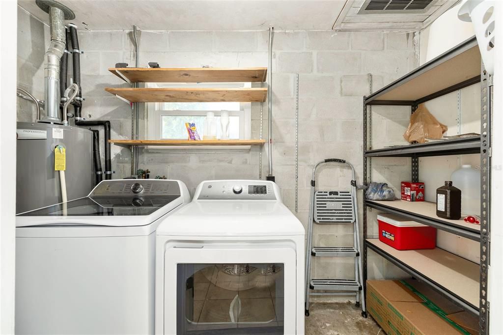 Под контрактом: $349,999 (3 спален, 2 ванн, 1428 Квадратных фут)