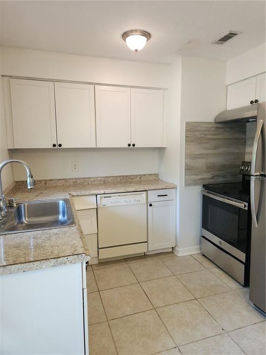 Active With Contract: $199,900 (3 beds, 1 baths, 1008 Square Feet)