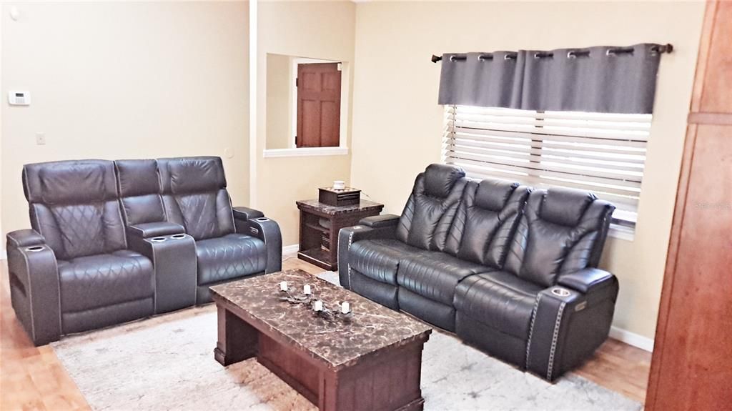 En Venta: $299,900 (3 camas, 2 baños, 1208 Pies cuadrados)