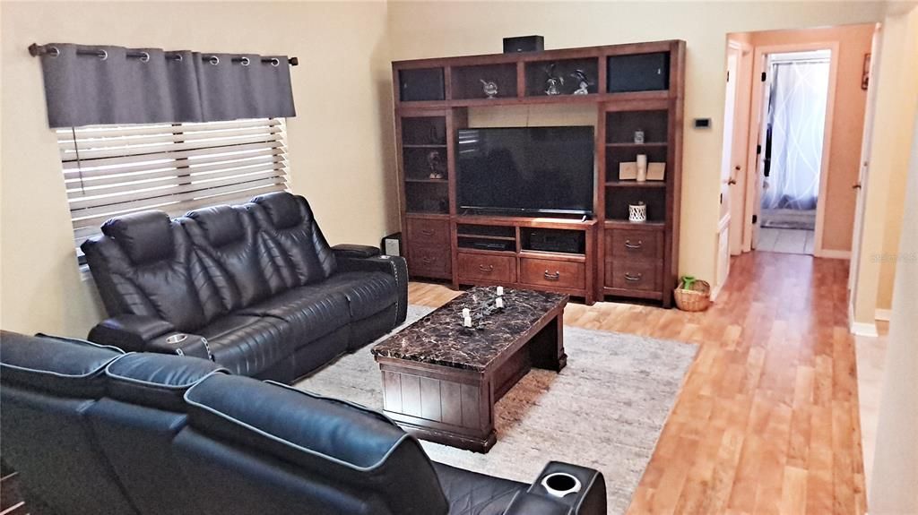 En Venta: $299,900 (3 camas, 2 baños, 1208 Pies cuadrados)