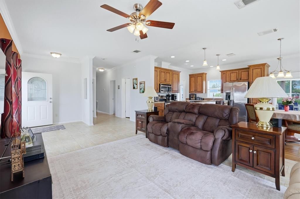 For Sale: $229,900 (2 beds, 2 baths, 1375 Square Feet)