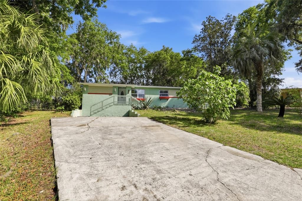Activo con contrato: $249,900 (4 camas, 2 baños, 1628 Pies cuadrados)