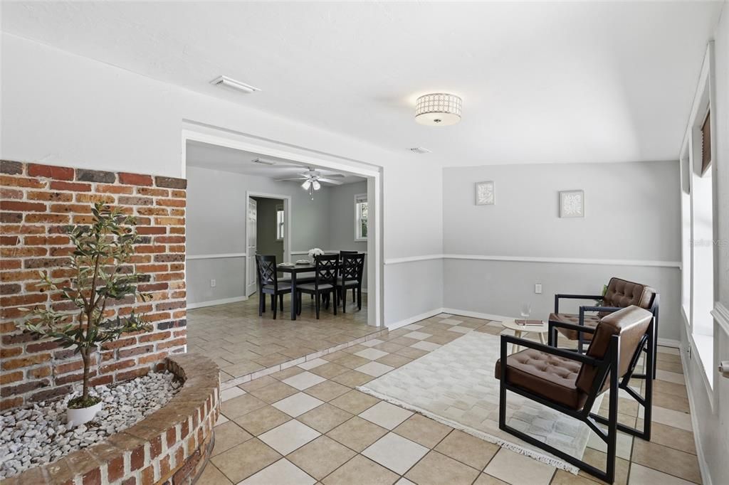 Activo con contrato: $249,900 (4 camas, 2 baños, 1628 Pies cuadrados)