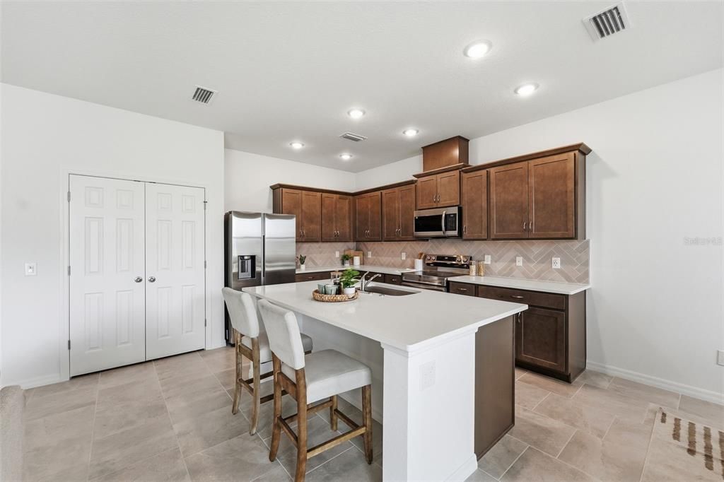 Activo con contrato: $329,990 (4 camas, 2 baños, 1900 Pies cuadrados)