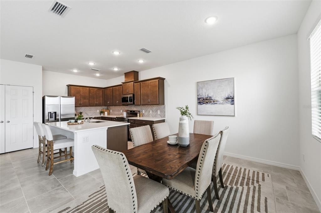 Activo con contrato: $329,990 (4 camas, 2 baños, 1900 Pies cuadrados)