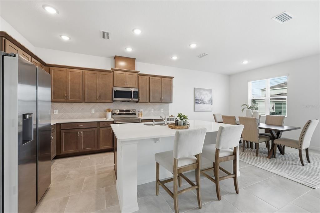 Activo con contrato: $329,990 (4 camas, 2 baños, 1900 Pies cuadrados)