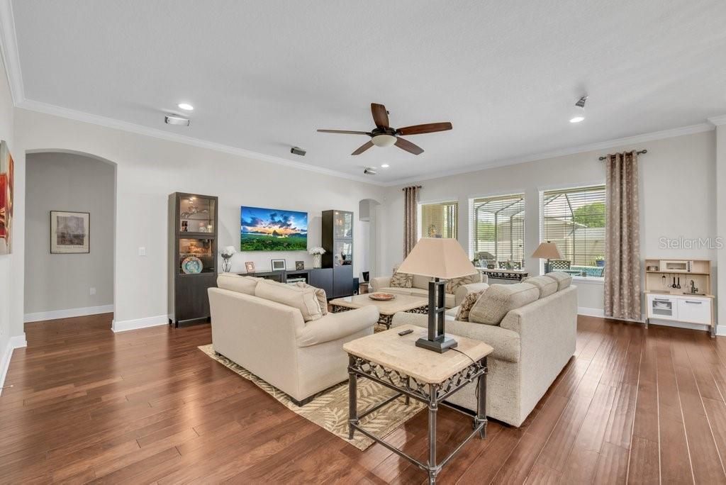 Activo con contrato: $795,000 (4 camas, 3 baños, 3463 Pies cuadrados)