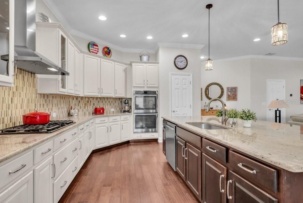 Activo con contrato: $795,000 (4 camas, 3 baños, 3463 Pies cuadrados)